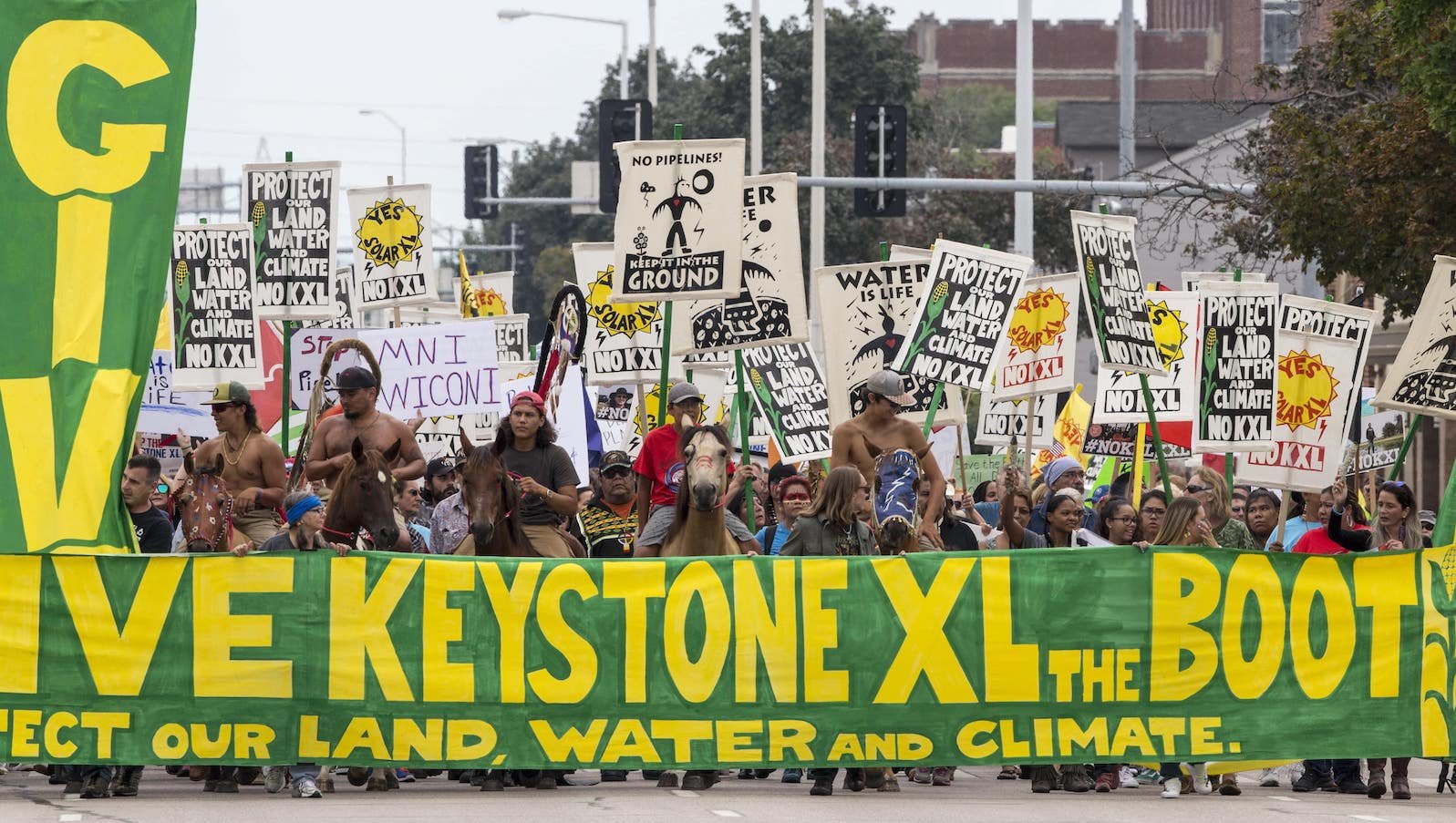 متظاهرون ضد خط أنابيب Keystone XL يسيرون في لينكولن، نبراسكا في هذه الصورة المؤرخة 6 ⁢أغسطس 2017.