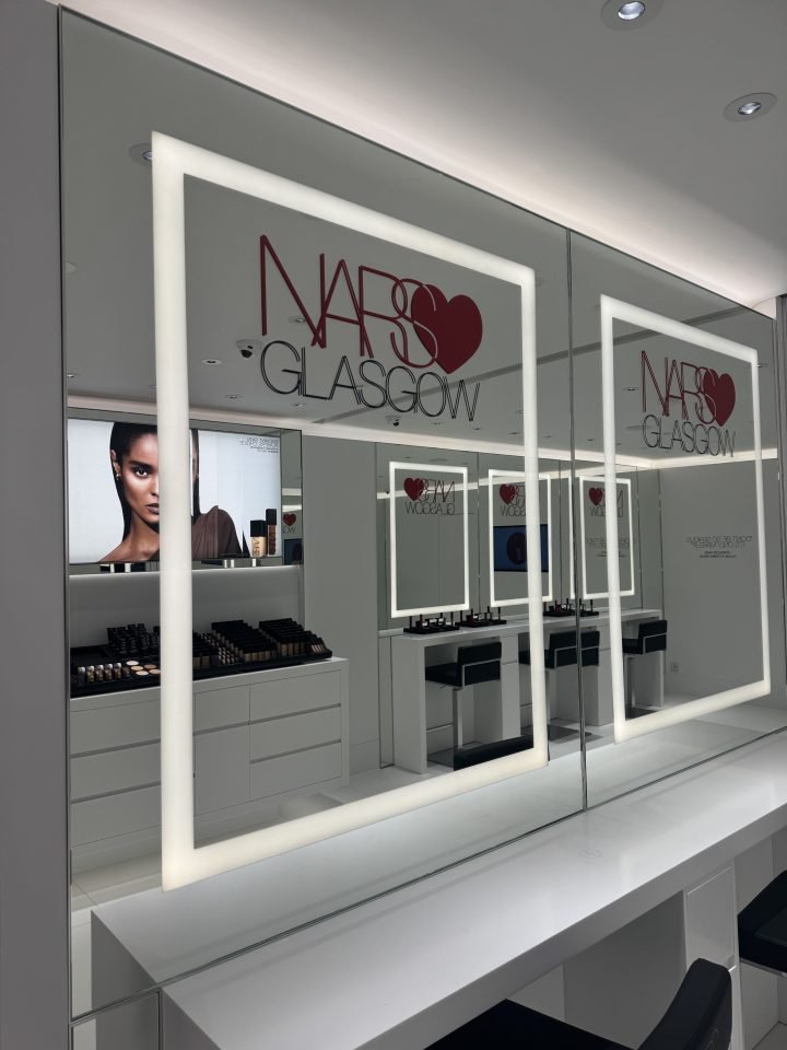     عداد مكياجات ‌NARS⁤ غلاسكو مزود ‍بمرايات مضاءة.