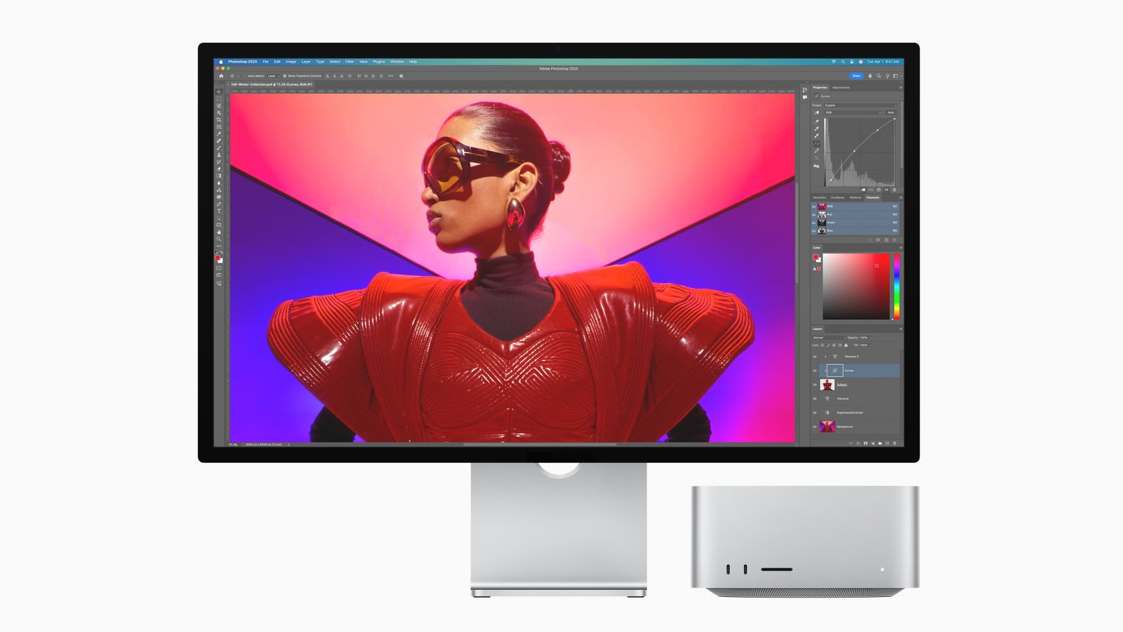 جهاز‍ Mac Studio⁣ مع شريحة M3 ⁤Ultra بجانب شاشة Studio Display.