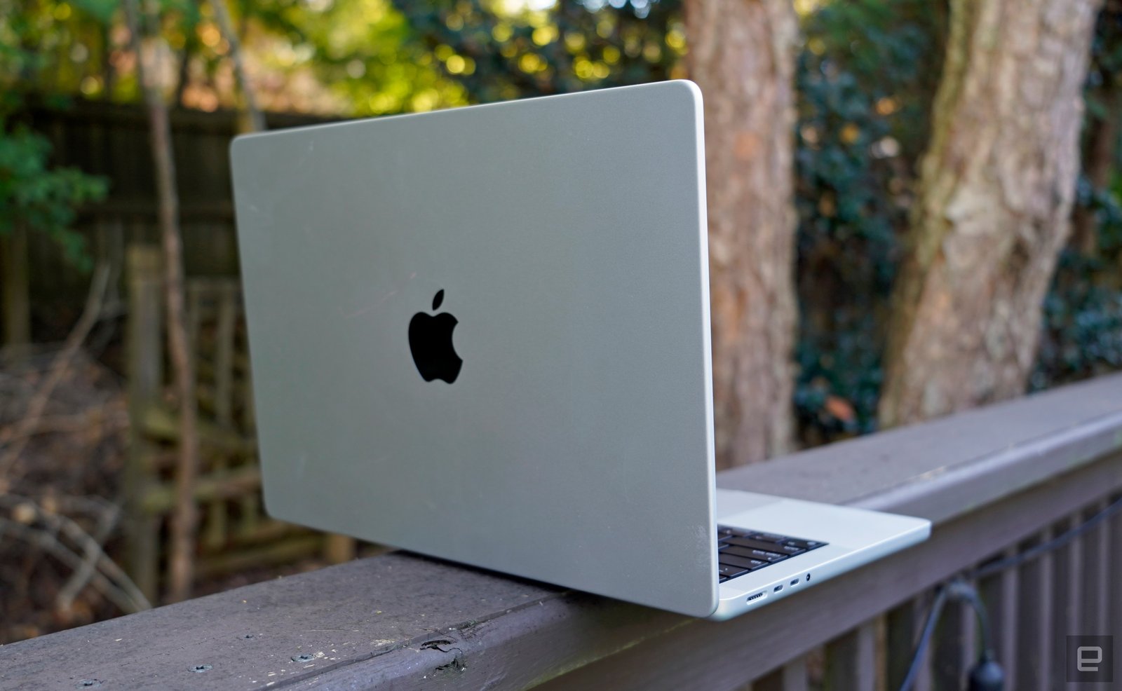 جهاز Apple MacBook Pro⁢ مقاس 14 بوصة يظهر شعار ⁤Apple.