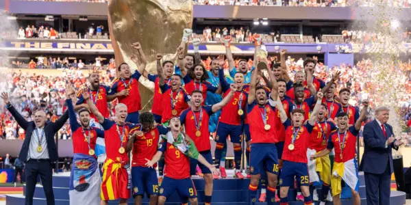 تجاهل لاعبي إسبانيا لترمب يتصدر النقاش بعد التتويج بالمونديال