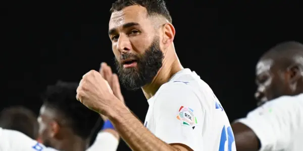 رأسه متحجر.. بنزيما يشعل النيران في الهلال