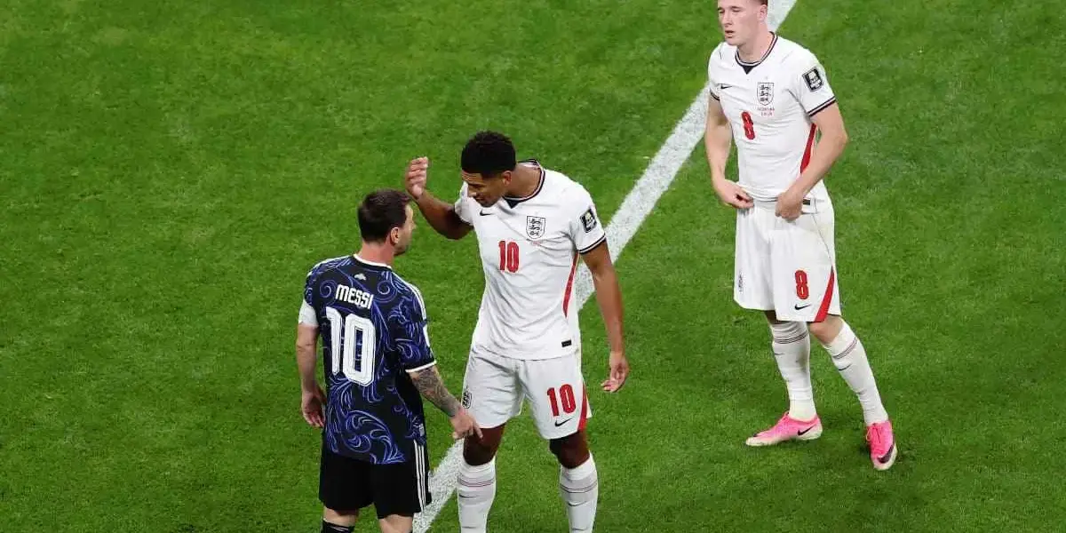 بالفيديو: تصرف غريب.. بيلينجهام مهدد بعقوبة بعد الاعتداء على لاعب الأرجنتين