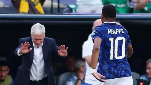 ديديه ديشامب ينحني لمبابي