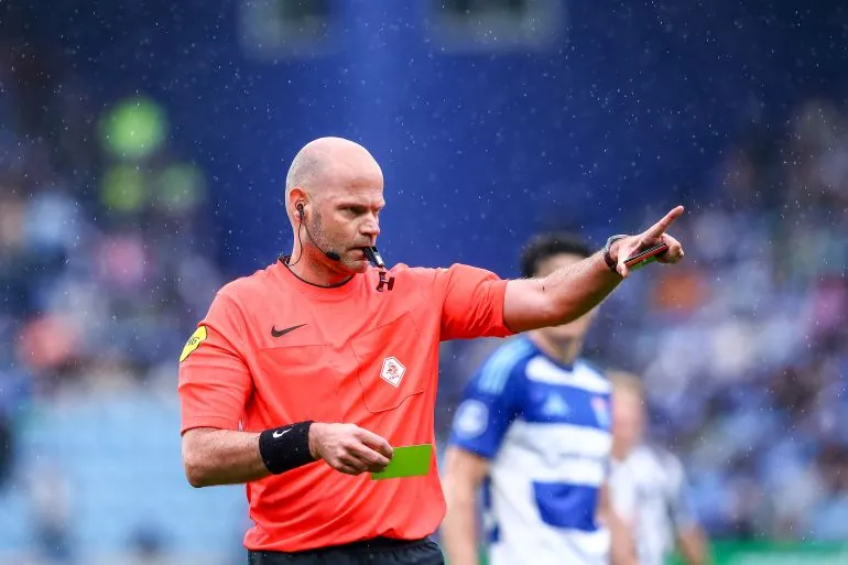 ZWOLLE, NETHERLANDS - MAY 3: referee Rob Dieperink shows the yellow card during the Dutch Eredivisie match between PEC Zwolle and Heracles Almelo at MAC3Park on May 3, 2026 in Zwolle, Netherlands. (Photo by Pieter van der Woude/BSR Agency/Getty Images)