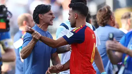 روبرتو أيالا مع لاعب إسبانيا إريك غارسيا